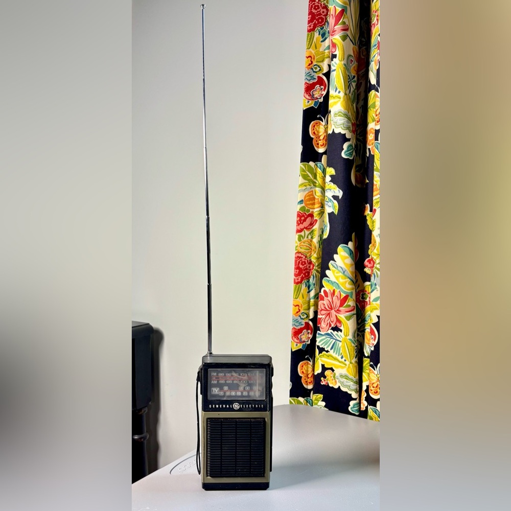 VTG General Electric TV Sound Handheld FM AM Portable Radio WORKS